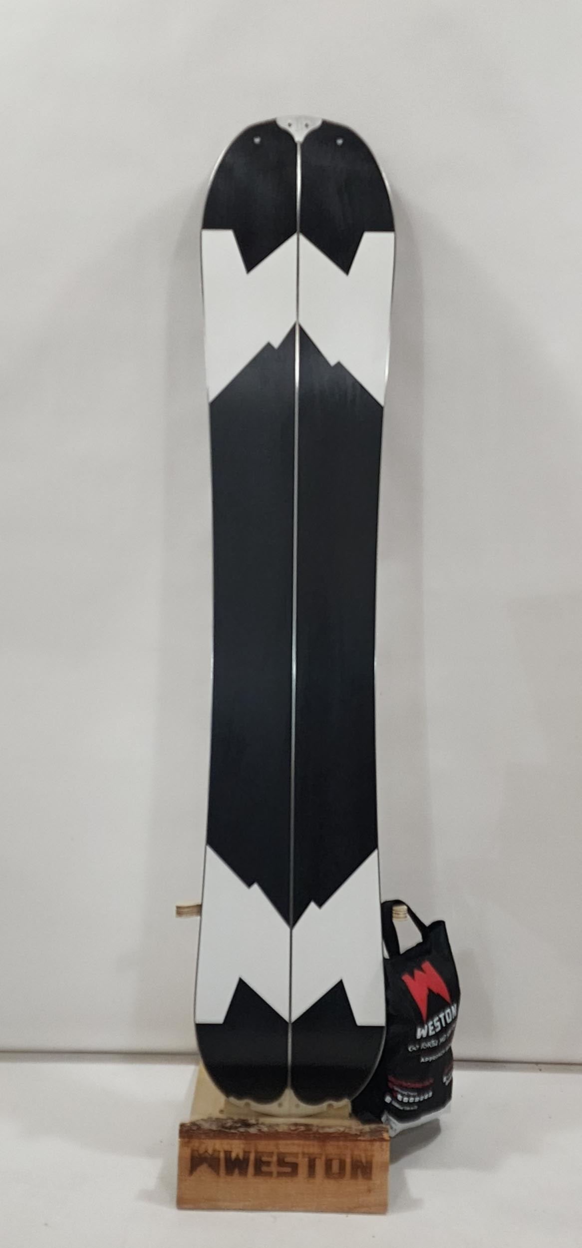 #295 25/26 Gnarnia Splitboard 151 w/skin #1 Demo Great Condition